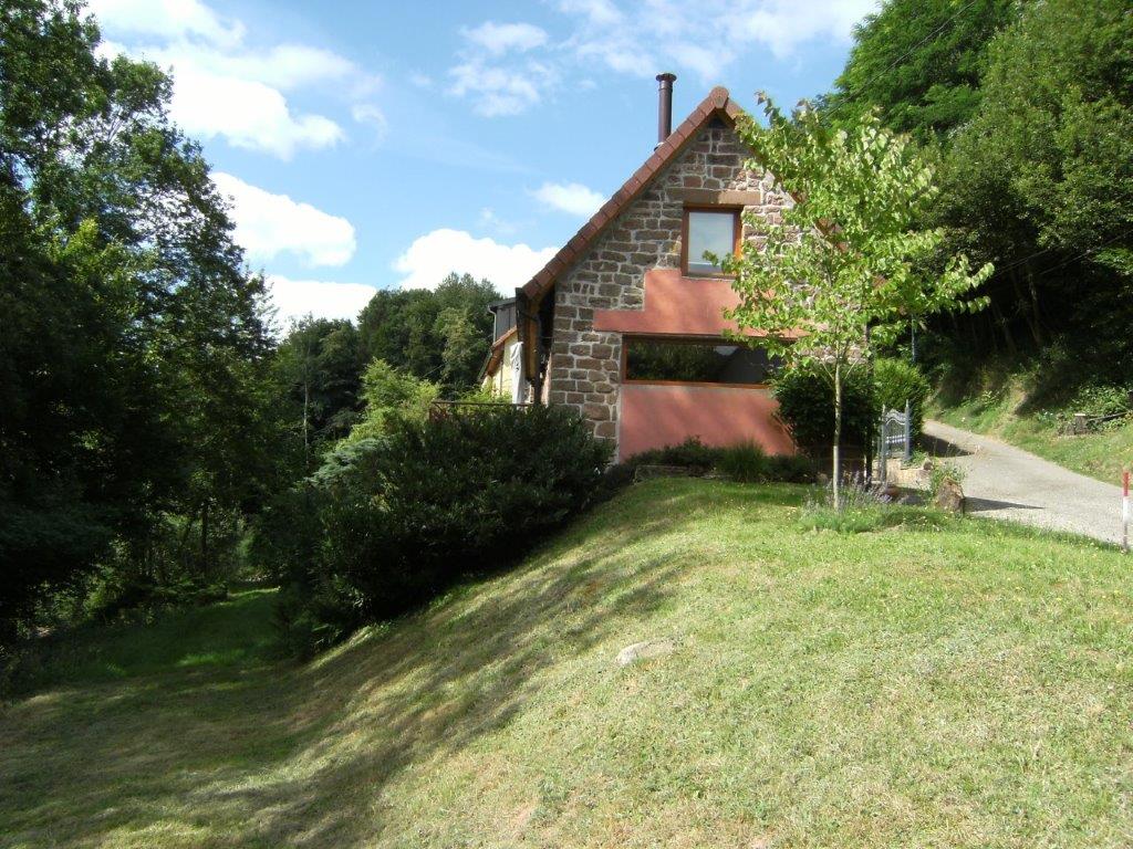 Le gîte La Bergerie, ancienne bergerie en grès des Vosges à Windstein, entourée de prés et de forêt